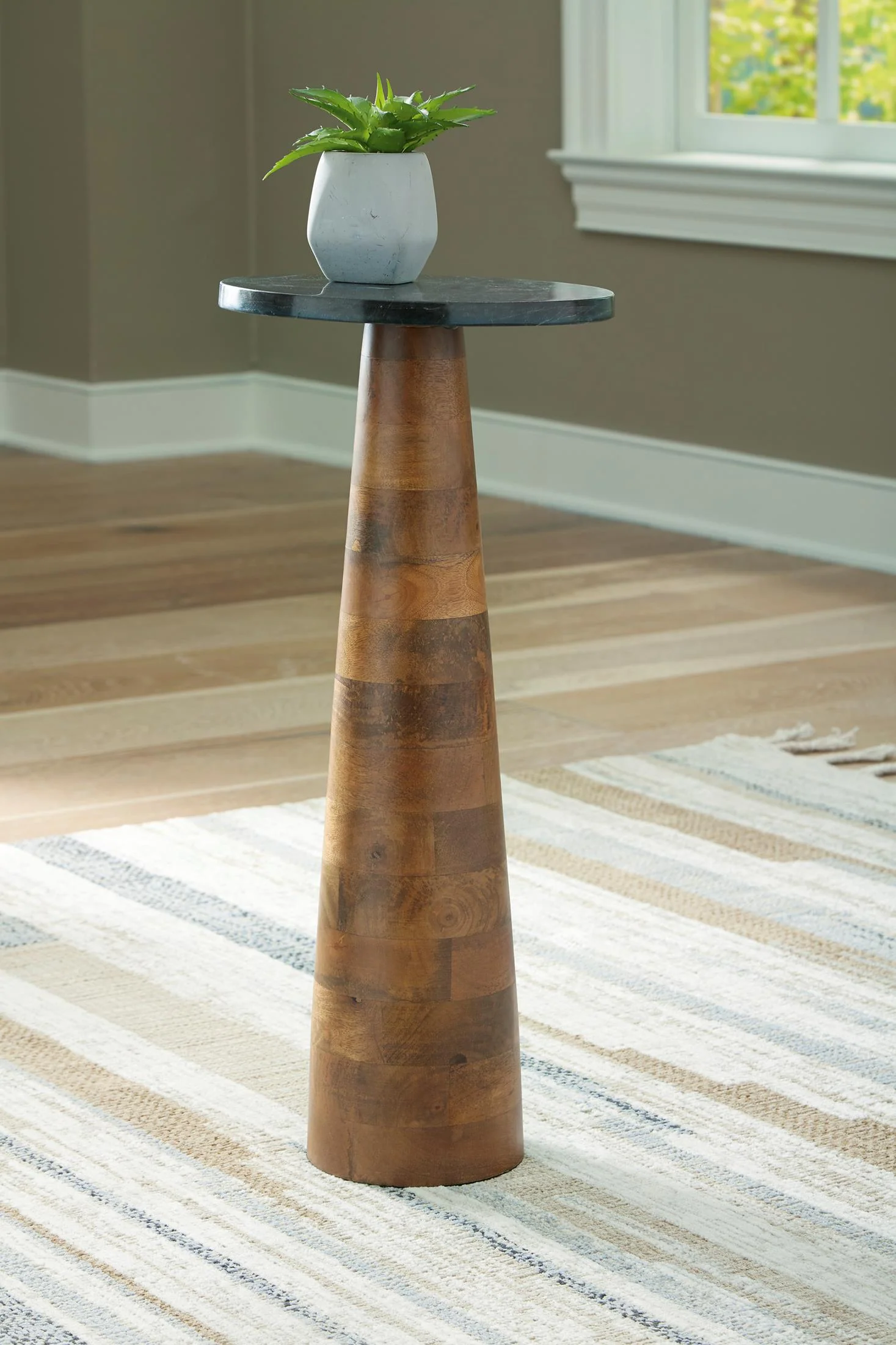 Quinndon Accent Table - Image 5