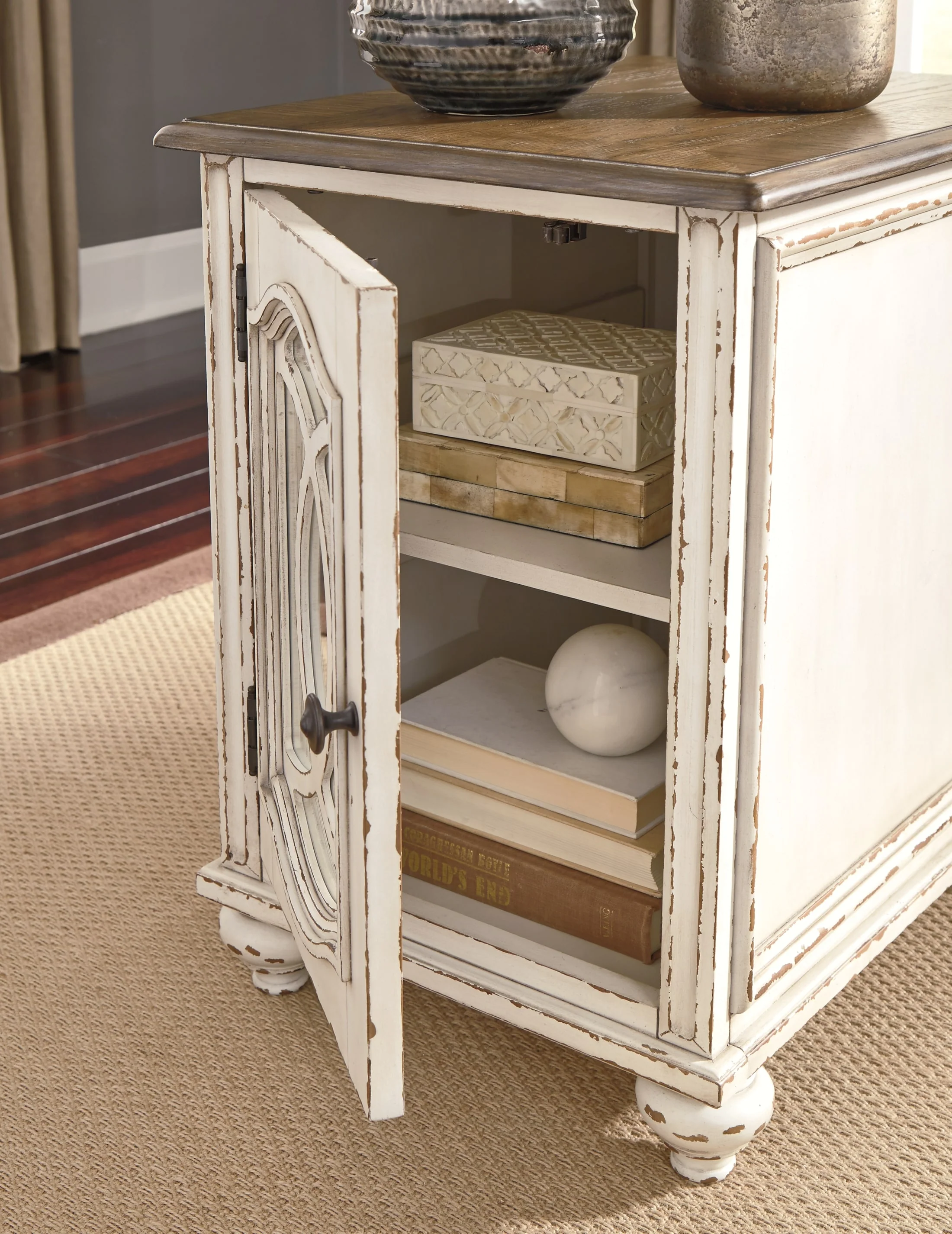 Realyn Chairside End Table - Image 5