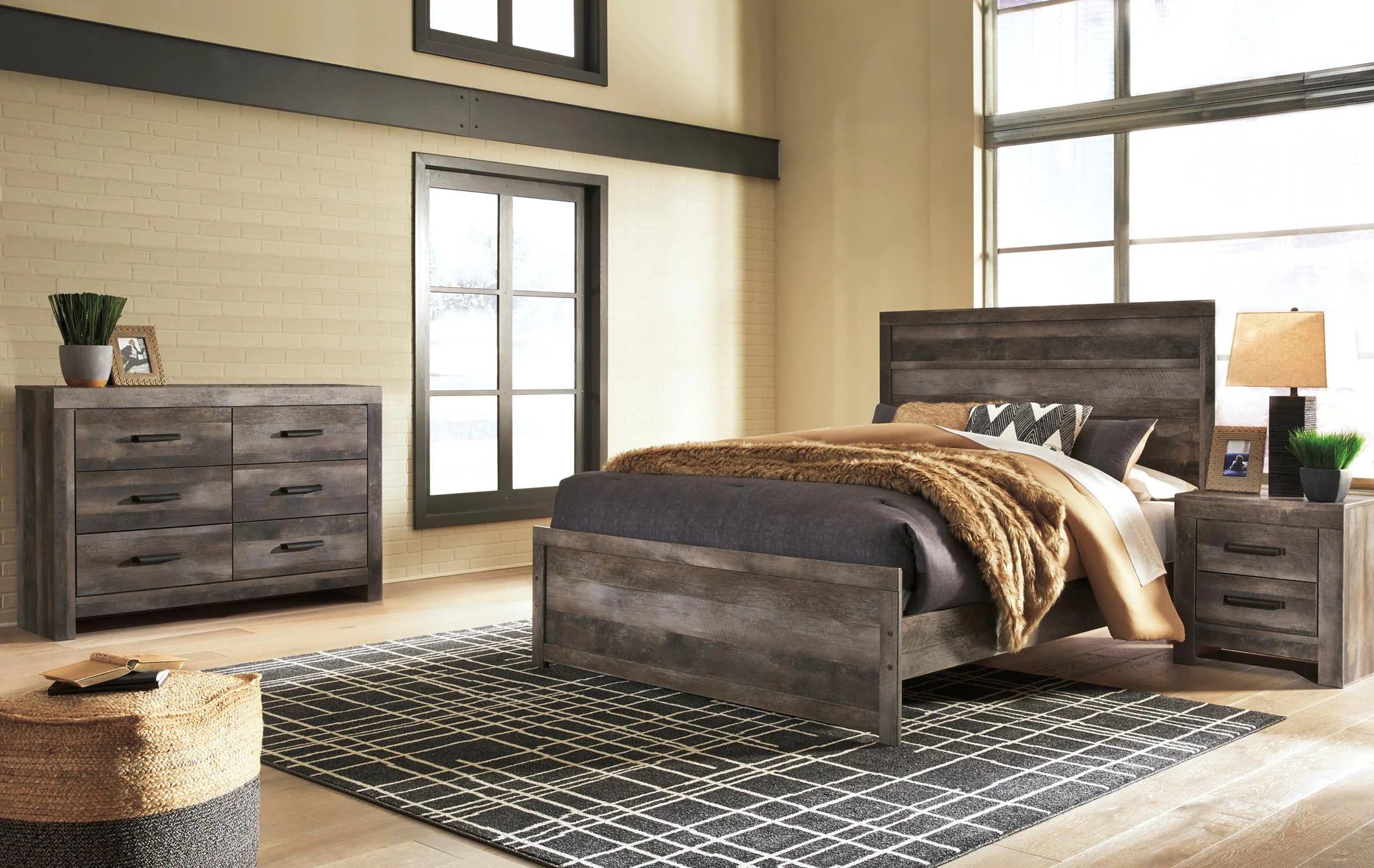 Wynnlow Panel Bed - Image 2